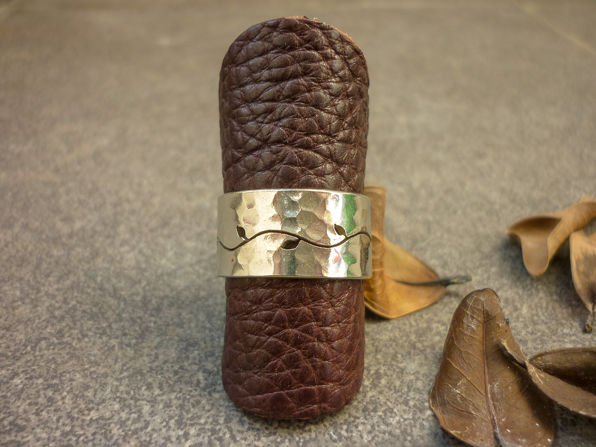 Ring mit handgesägter Blätterranke